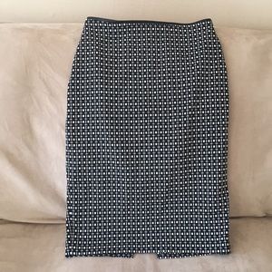 patterned pencil skirt. Highwaisted/knee length